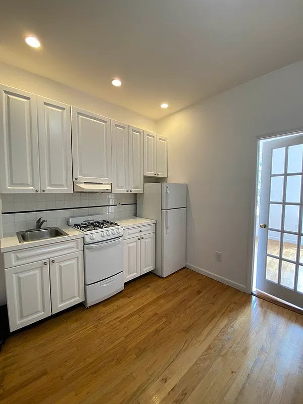 Listing photo 1 of 5