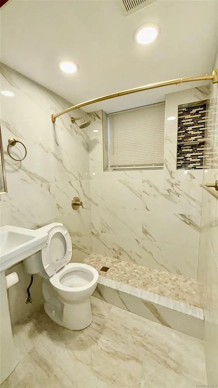 Listing photo 1 of 6
