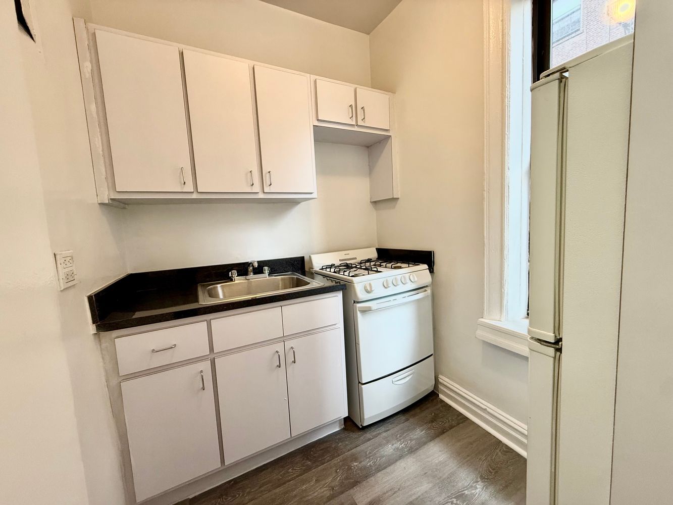 Listing photo 1 of 6