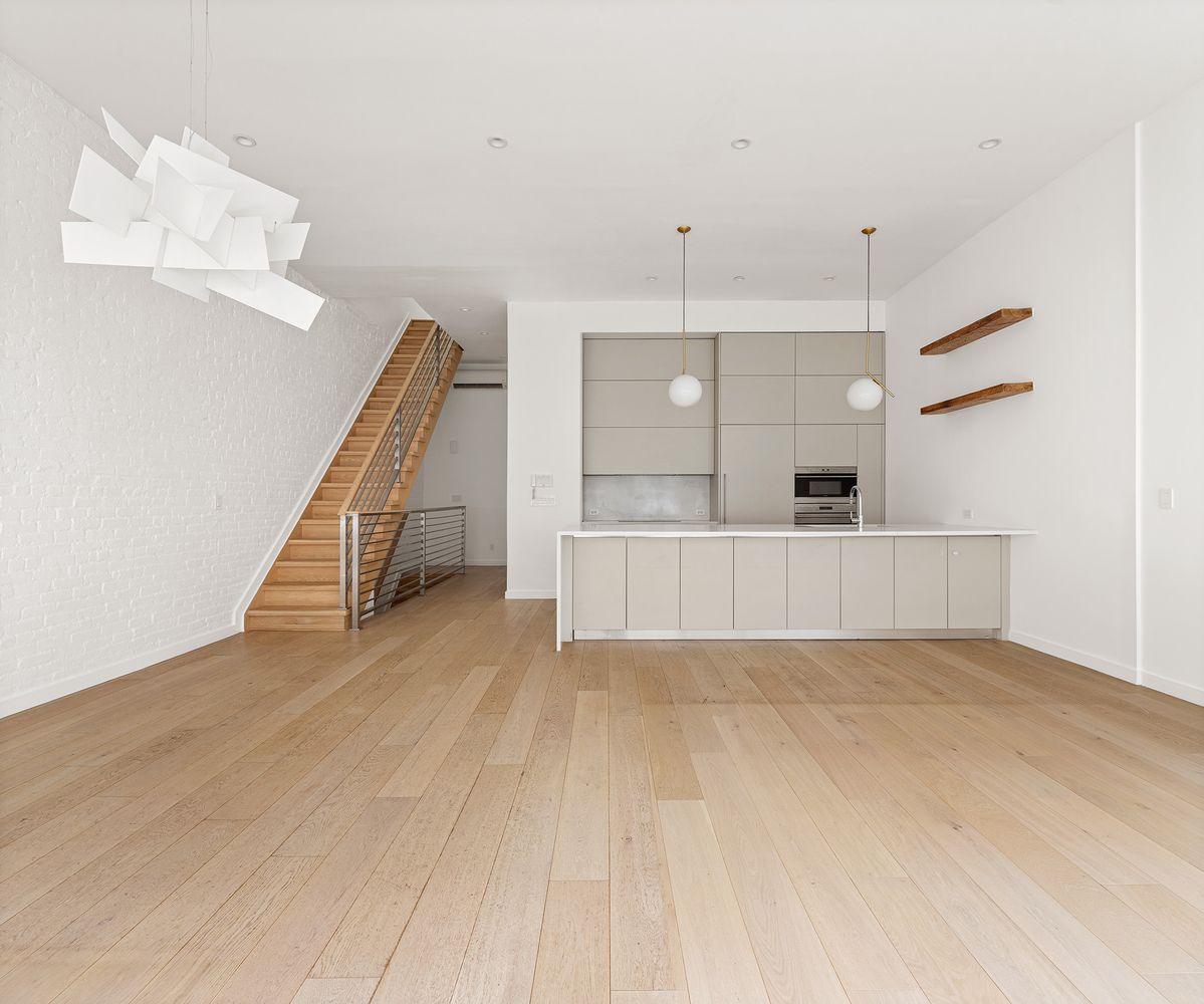 Listing photo 1 of 6