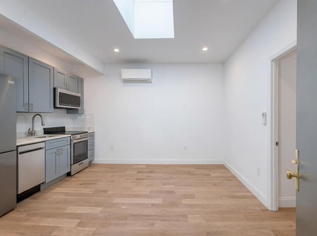 Listing photo 1 of 6