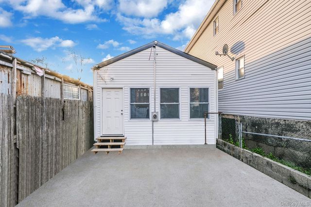 Listing photo 1 of 6