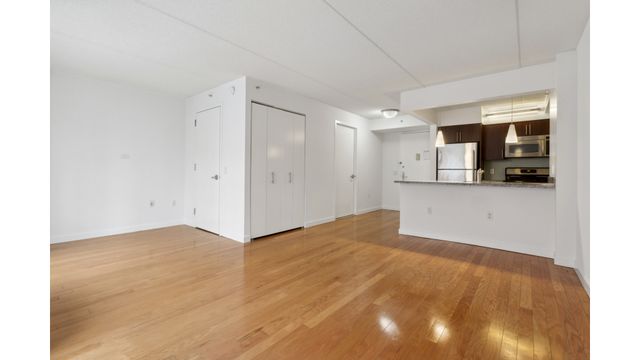 Listing photo 1 of 6