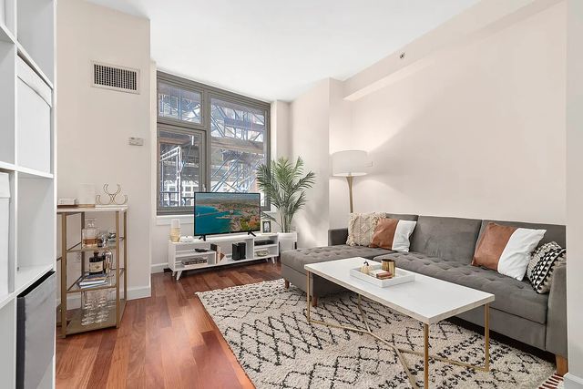 Listing photo 1 of 6