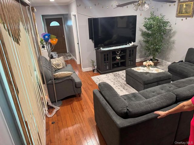 Listing photo 1 of 2