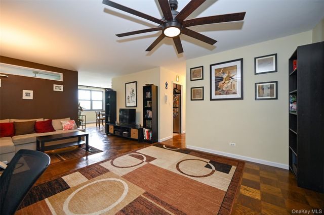 Listing photo 1 of 6