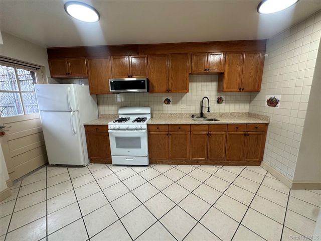 Listing photo 1 of 6